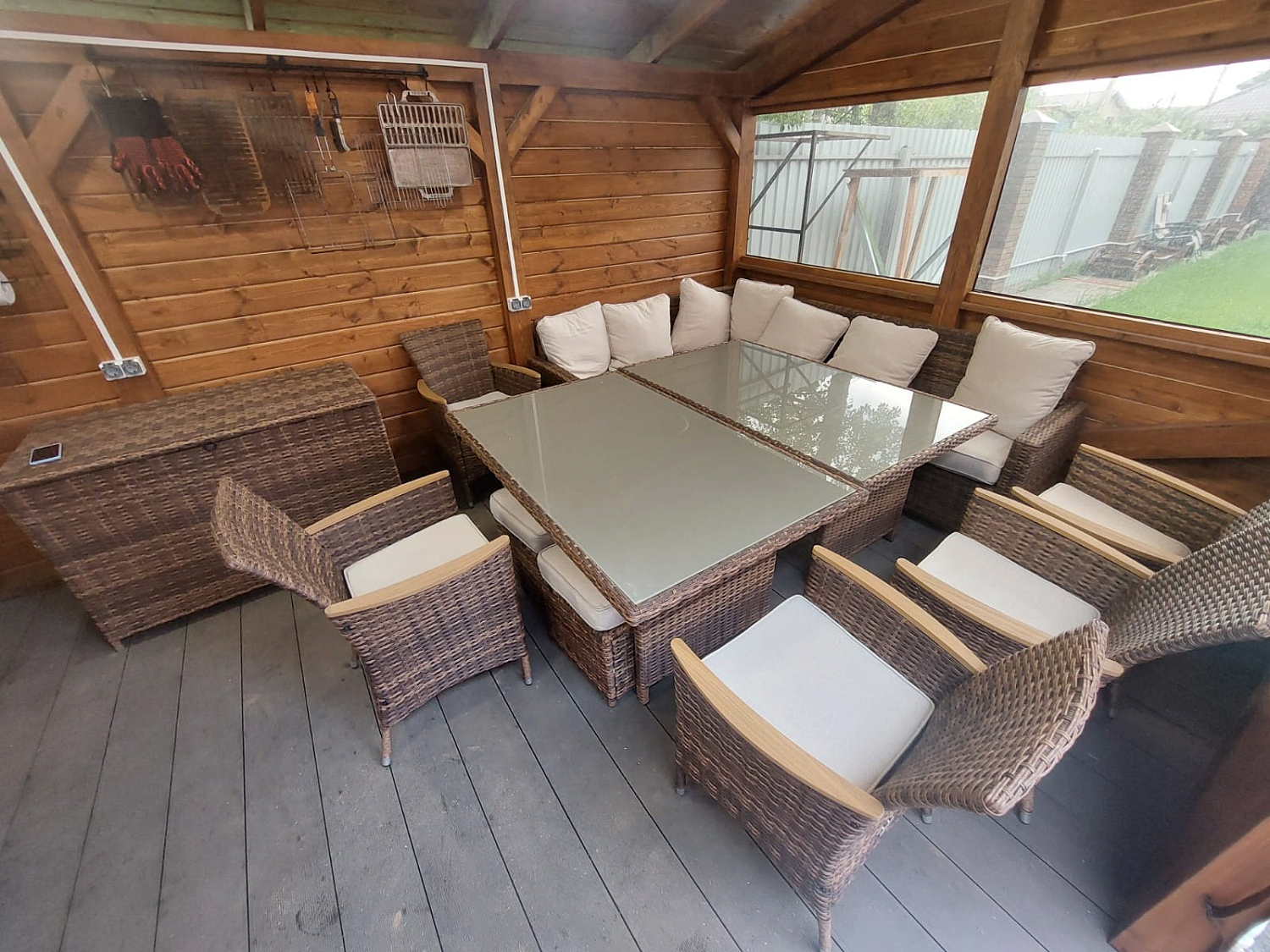 Комплект мебели Royal Family ZORRO WOOD из искусственного ротанга коричневый на террасе